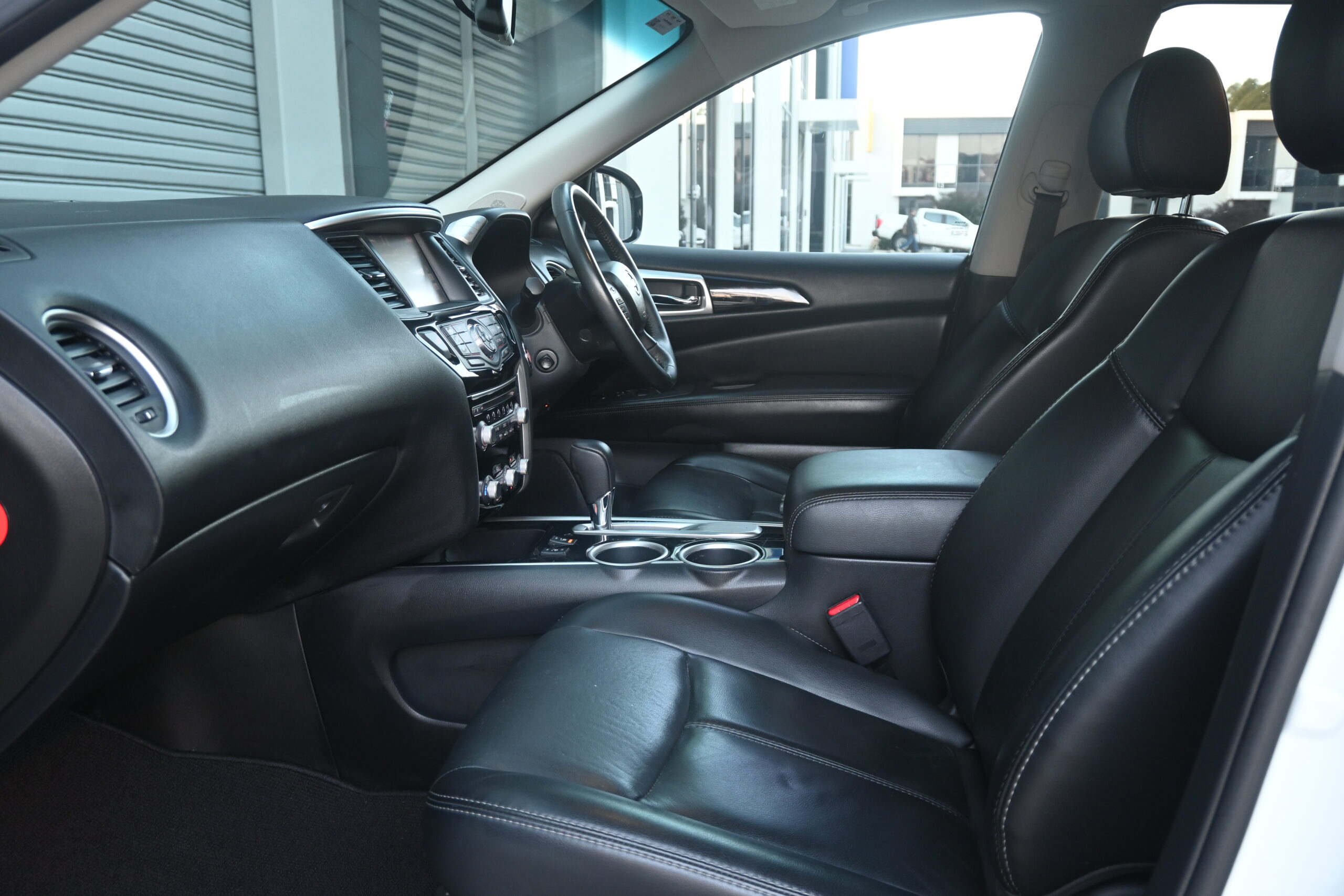 NISSAN PATHFINDER ST-L (4×2)